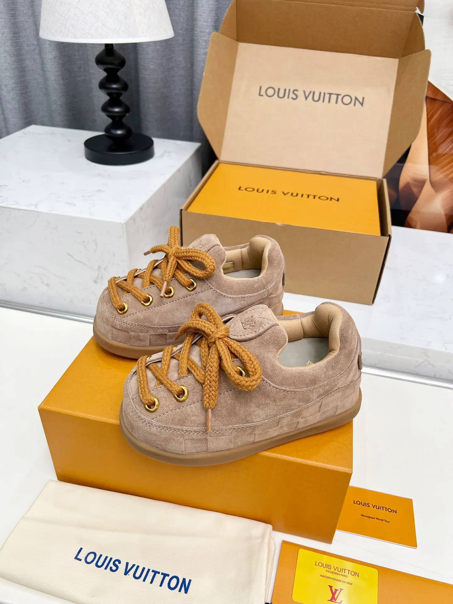 [L Family] P: 740💰 Couple model, size: women 35-41 (customized at 41 for women), 39-46 for men (customized at 45.46) The 2025 iteration of this Time Out sneaker, couple model, LV co-branded nigo, donkey brand, Louis Vuitton, ugly, cute😍Many Internet celebrities have shown off their feet, a classic and versatile item. Fabric: Imported high mercerized cow suede. Lining: high-grade elastic mesh, outsole: original molded outsole, palm print rubber outsole with hidden L letter and Monongram flower.